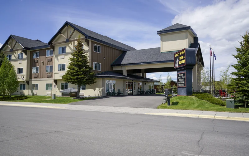 Gray Wolf Inn & Suites exterior